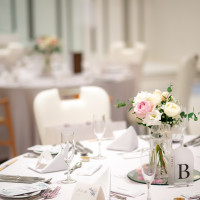 ゲストテーブル1卓ずつブーケの形でフラワーを置きました！