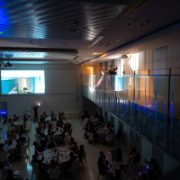 カメラがあり、みんなに手を振れます