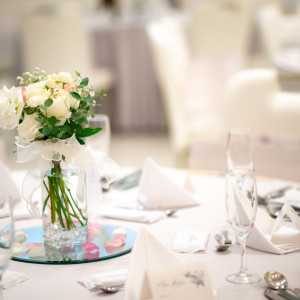 白い会場なのでどんな色でも合う!|732613さんのザ・リーヴス プレミアムテラスの写真(2592878)