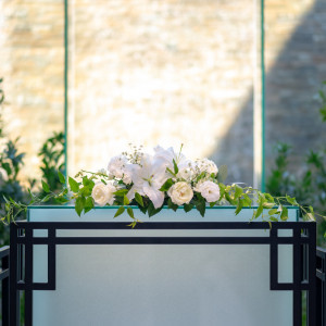 牧師台にも装花|732613さんのザ・リーヴス プレミアムテラスの写真(2592888)