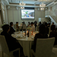 動画の上映(披露宴会場右奥にスクリーンあり)