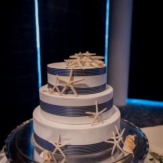 ウェディングケーキです。
