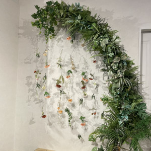 メインテーブルの背景はフラワーカーテンに変更|732794さんのDream-Wall 小山（ドリームウォール）の写真(2342462)