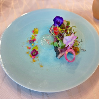 お花を使用したお魚料理です。