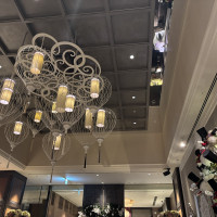 ロビー（昼）天井がとても高く、シャンデリアも豪華
