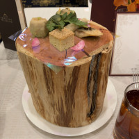 こんなの初めて見ました。5種類のお料理が乗っています。