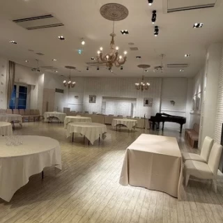 白を基調とした会場