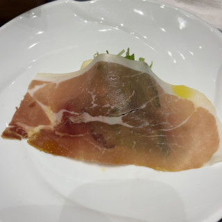 生ハムの下にお野菜が盛り付けてありました