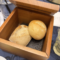 パンの下には岩塩プレートようなものが敷いてありました