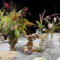 テーブルの装花はコスモスが入って季節らしさが感じられました