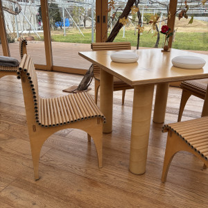 椅子やテーブルはデザインされていて紙管で作られているそうです|733144さんのぶどうの森の写真(2582037)