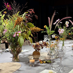 テーブルの装花はコスモスが入って季節らしさが感じられました|733144さんのパレスホテル東京(PALACE HOTEL TOKYO)の写真(2582780)