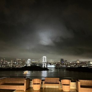 ナイトウェディングでは綺麗なお台場の夜景を楽しめます|733283さんのザ コルトーナ シーサイド台場の写真(2349180)