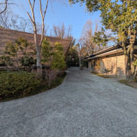 右の控え室から左の挙式会場まで徒歩数歩