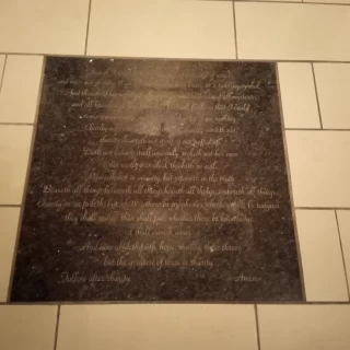 チャペル内入口の足元に書かれている言葉。