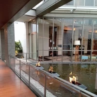 表から披露宴会場に行く際の廊下です。