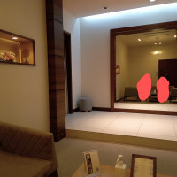 館内のドレスショップです。
大きな鏡とソファーがあります。