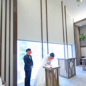 チャペルにて。
人前式での婚姻届に記入する演出。|733392さんのアートクレフクラブ（Art Clef Club ）の写真(2358678)