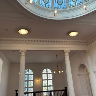 挙式会場に向かう途中で見えるステンドグラス