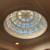 挙式会場に向かう途中で見えるステンドグラス