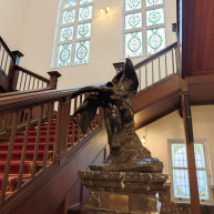 大階段の脇にあるロダンの作品