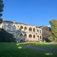 庭園側から見た建物