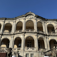 庭園側から見た建物