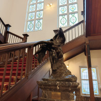 大階段の脇にあるロダンの作品