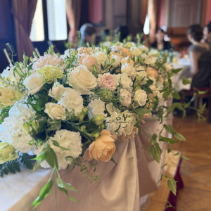 白を基調に差し色をお願いした装花|733443さんの綱町三井倶楽部の写真(2601134)