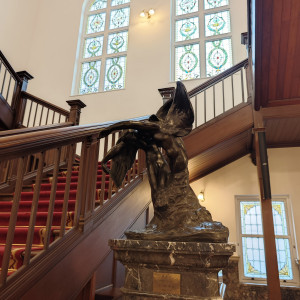 大階段の脇にあるロダンの作品|733443さんの綱町三井倶楽部の写真(2601138)