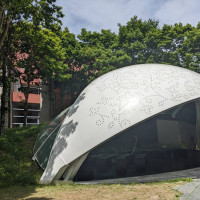 ドーム型の挙式会場を外から見たところ。木の陰が落ちて美しい。
