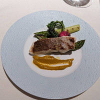 真鯛の香草焼き。パフォーマンスのあるお料理です。