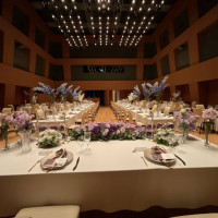長い机の場合の披露宴会場。別の日の会場見学時の写真。