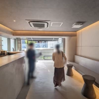 待合から外を見た様子です。明るくていい雰囲気です