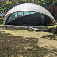 チャペル正面。手前の芝生でフラワーシャワー。