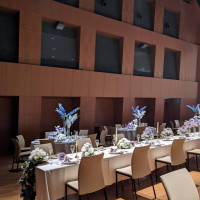 長い机と円卓を組み合わせた会場の様子。見学時の写真。