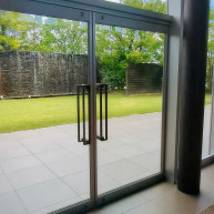 披露宴会場からガーデンにつながる扉です！ガラス張りで良い