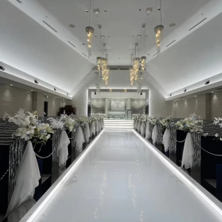 扉からの景色。真っ白な広々空間にお水の音が美しい