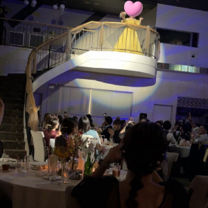 お色直し後、階段から入場|733510さんのGLOBAL WEDDING DIADE (ディアーデ)の写真(2524817)