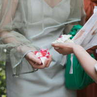 挙式が終わった後に巻いてくれる花