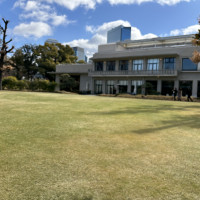 選ぶ挙式会場によってこの広場で写真撮影ができます。