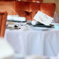 椅子とテーブルとメニュー表