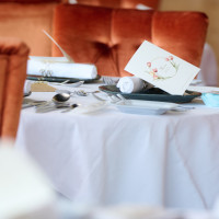 椅子とテーブルとメニュー表