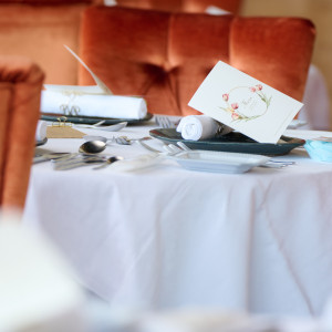 椅子とテーブルとメニュー表|733752さんのみなとみらいハーバービュー 【ATTIMO（アッティモ）】の写真(2636151)