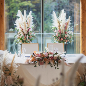 披露宴会場の高砂と装花|733785さんのTHE NIDOM RESORT WEDDING  ニドムリゾートウエディングの写真(2348163)