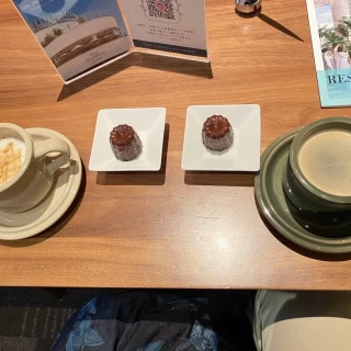 カヌレとキャラメルマキアート。おもてなしの心と美味しさに感動
