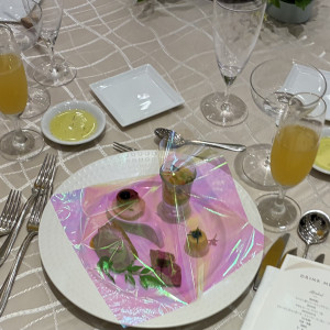 披露宴会場で最初に席についた時の状態です。|733867さんのノートルダム八戸/FIVESTAR WEDDINGの写真(2522317)