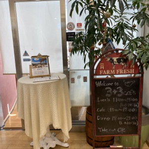 入口外には黒板と机があり、当日使用しても良いとの事でした|733879さんの3＋3CAFE（サンタスサンカフェ）の写真(2348474)