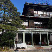待合室から外に出たところ（チャペルへ向かう途中）からみた外観