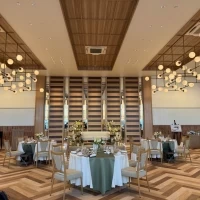ナチュラルかつ綺麗な披露宴会場でした。お花も映えます。